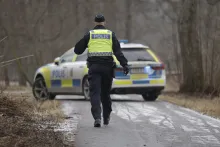 Un agente de policía camina hacia un vehículo policial cerca de la escuela Risbergska en Orebro, Suecia, el 4 de febrero de 2025, tras informes de un delito violento grave. Cinco personas resultaron heridas de bala el martes en una escuela de la ciudad de Orebro, en el centro de Suecia, dijo la policía, añadiendo que se estaba llevando a cabo una gran operación e instando a la gente a mantenerse alejada de la zona. (Foto de Kicki NILSSON / TT NEWS AGENCY / AFP) / Suecia FUERA