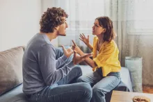 El hombre y la mujer están sentados en el sofá y discutiendo. Problemas de relación.