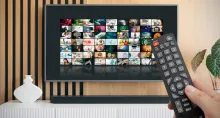 Roku es un dispositivo que puede comprar para ver series y películas de forma gratuita. Tiene aplicaciones de pago y gratuitas para disfrutar de contenido.