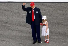 Trump, junto a su nieta, resaltó la unidad y el optimismo en la Daytona 500.