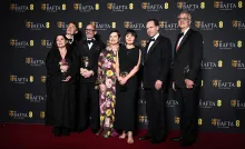 El director británico-alemán Edward Berger (3L), la actriz italiana Isabella Rossellini (4L) y el actor británico Ralph Fiennes (2R) posan con el premio a la Mejor Película por "Conclave" durante la ceremonia de los Premios de Cine de la Academia Británica (BAFTA) en el Royal Festival Hall, Southbank Centre, en Londres, el 16 de febrero de 2025. (Foto de JUSTIN TALLIS / AFP)