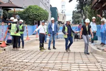 Funcionarios del IDU supervisan las obras en el Centro Fundacional de Usaquén, en la intersección de la carrera 6 con calle 116B y entre calle 117 y 118 en el costado oriental.