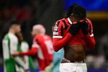 Rafael Leao se lamenta durante el partido de Milan vs. Feyenoord