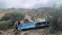 El vehículo que se dirigía hacia Oruro, Bolivia, cayó a un barranco.