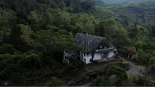 Este lugar fue abandonado por sus habitantes en 1999 debido una falla geológica y deslizamientos.