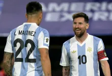 Lautaro Martínez (izq.), festeja su anotación con Lionel Messi, con la que derrotaron a Perú en las Eliminatorias Sudamericanas de la Copa Mundial de la FIFA 2026, en Buenos Aires. (Foto  JUAN MABROMATA / AFP)