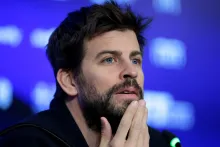 Gerard Piqué fue captado en un viaje laboral.