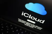 En esta ilustración fotográfica, la pantalla de inicio de sesión para la plataforma de almacenamiento en línea iCloud de Apple se muestra en la pantalla de una computadora portátil el 7 de febrero de 2025 en Londres, Inglaterra (Foto de Leon Neal/Getty Images)