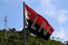 Bandera del ELN. (Photo by Raul ARBOLEDA / AFP)