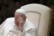 El papa Francisco se toca la frente durante su audiencia general semanal en el Vaticano, el miércoles 12 de febrero de 2025. (AP Foto/Alessandra Tarantino)