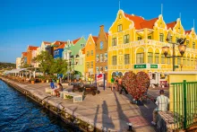 Turistas en el hermoso paseo marítimo de Punda, en Willemstad, la capital de Curazao.