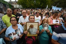 Grupo de personas rezan por la recuperación del papa Francisco en Buenos Aires, Argentina.