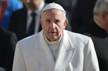 (ARCHIVOS) El Papa Francisco observa su llegada para una audiencia con los Grupos de Oración del Padre Pío, el 6 de febrero de 2016 en el Vaticano.