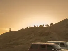 Personas en el cerro del Faro al atardecer en La Guajira (Colombia)