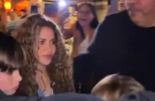 Shakira tuvo que ser acompañada por algunos miembros de seguridad para poder movilizarse por el restaurante.