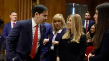 El secretario de Estado de Estados Unidos, Marco Rubio, habla con su esposa Jeanette Dousdebes Rubio, el 15 de enero de 2025 en Washington, DC.