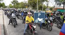 Para qué es señal azul con una moto y una P | Cuáles son las nuevas señales de transito en Colombia | Por cuál carril debe ir una moto en Colombia