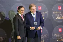 Jaime Gilinski con el presidente Gustavo Petro en la entrega del premio al empresario del año en Colombia del diario 'La República'.