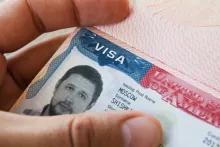 La visa de Estados Unidos que cualquiera puede obtener con un solo requisito, ¿mejor que la Gold Card de Trump?