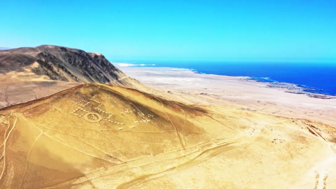 Imágenes tomadas con drones y publicadas por Gonzálo Pimentel, presidente de la Fundación Desierto de Atacama, resaltaron el daño a lo que él llama 'el libro de historia del desierto'.