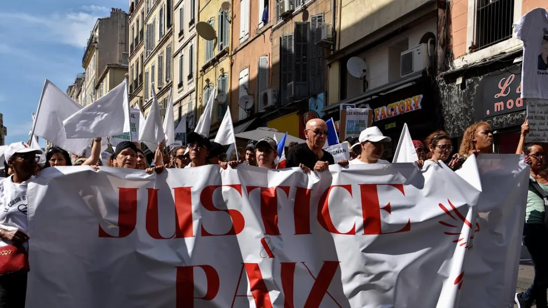 Asesinos de solo 14 años, peleas a cuchillo entre pandillas juveniles, narcotráfico, total desprecio por la autoridad, el escenario con fondo de rap y banalización de la muerte que aterra a Francia.