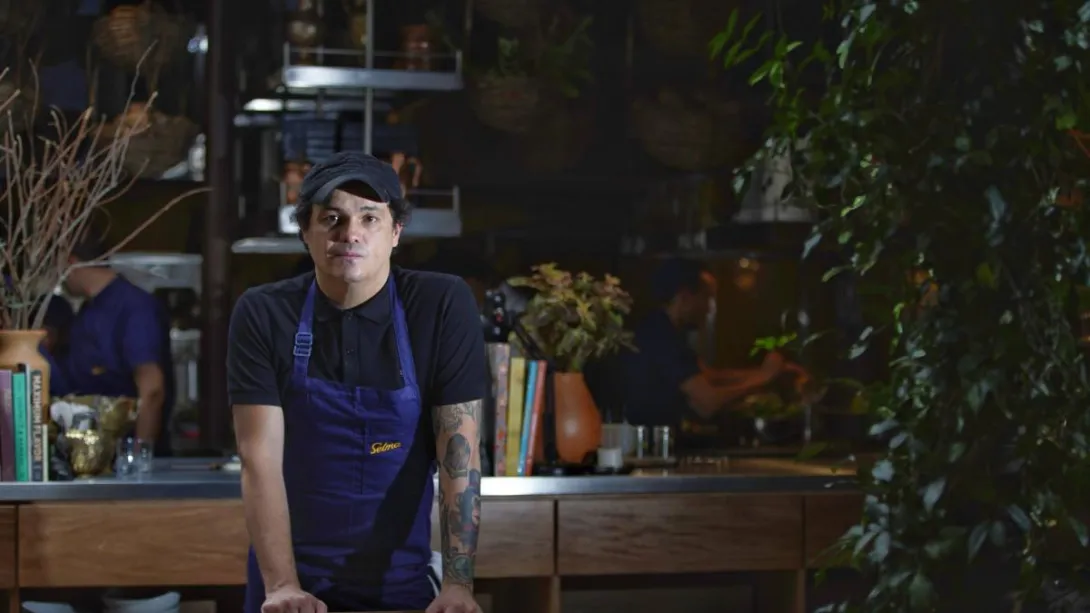 El lugar que alguna vez fue el taller a donde llevaba el carro su abuelo, ha logrado convertirse en un lugar más de la movida de una Bogotá ávida de experiencias en torno a la cocina.