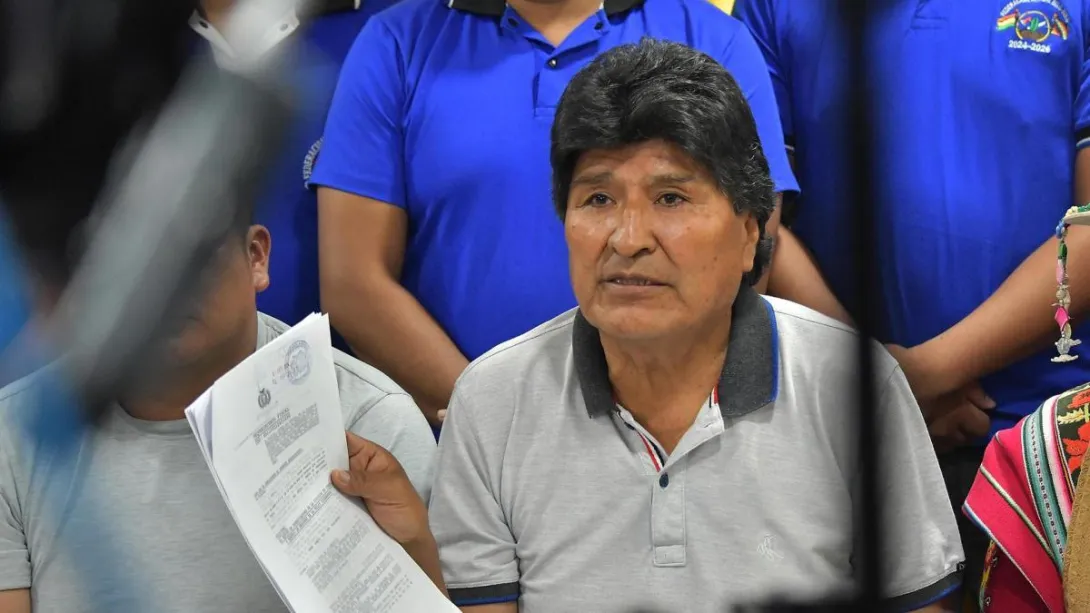 Según la denuncia que tiene en su poder la Fiscalía boliviana, Morales habría cometido los delitos de "trata de personas" y "estupro" con una menor de edad con la que supuestamente tuvo un hijo.