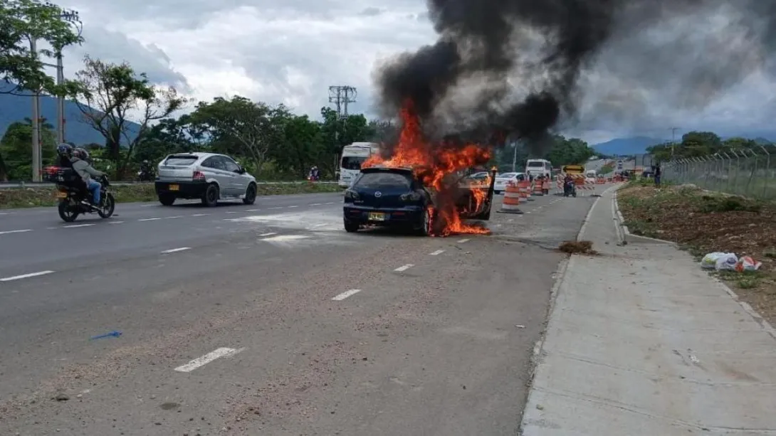 El incidente ocurrió en el corregimiento de Chinauta. La causa del incendio, al parecer, fue un recalentamiento del automotor.