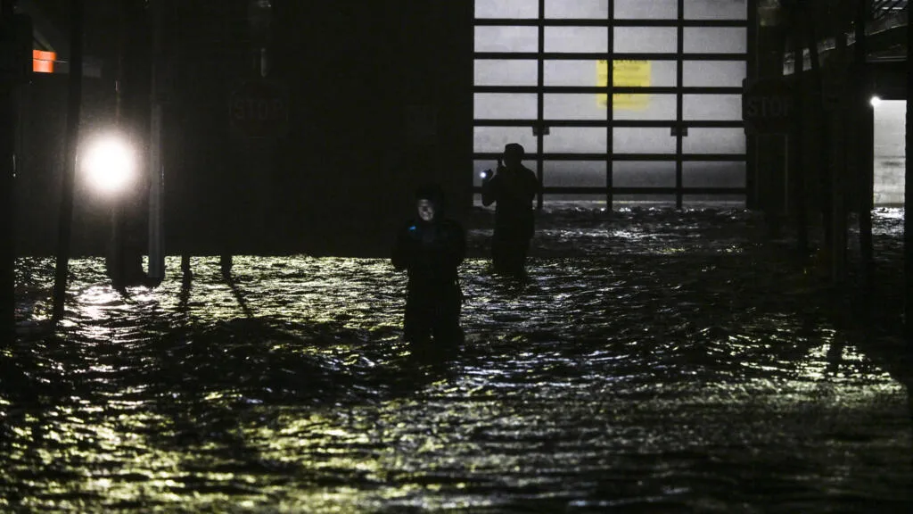 Descripción de Milton, huracán debilitado que afecta Florida, dejando 2,8 millones sin luz y causando inundaciones tras el devastador paso de Helene.