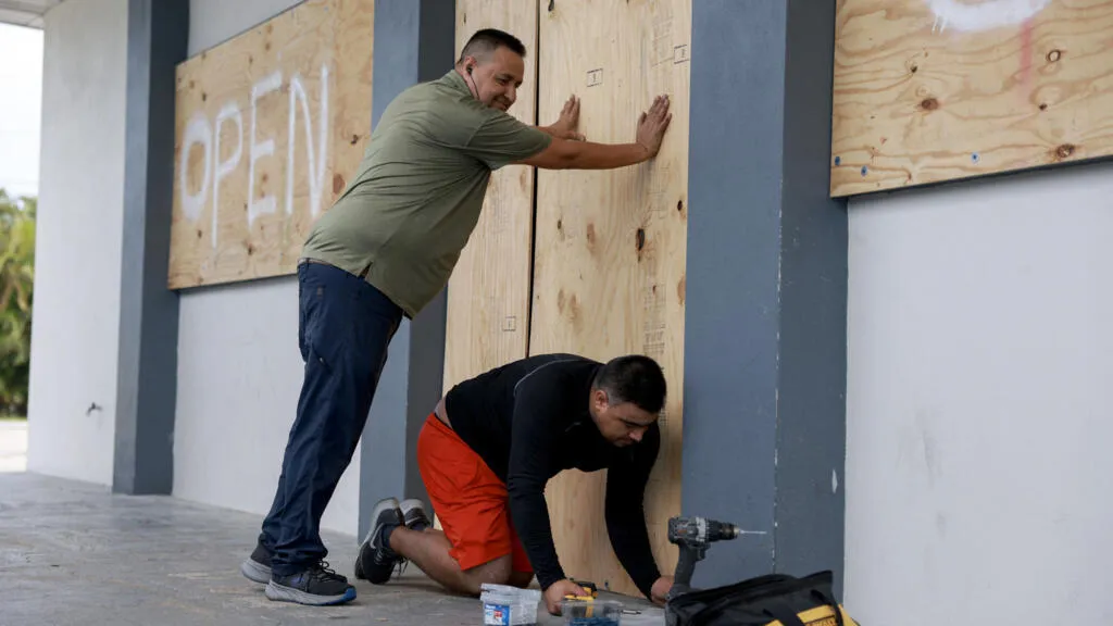 Descripción del impacto del huracán Milton en Florida: evacuación masiva ante una tormenta categoría 5, potenciada por altas temperaturas globales.