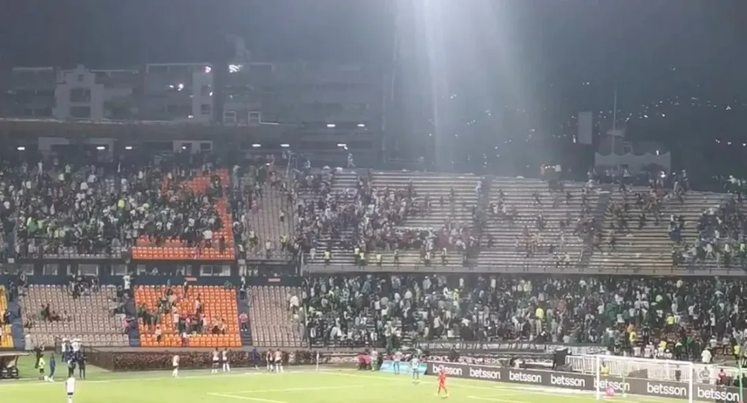 Hinchas de Nacional se agarraron con otros del Junior en las tribunas del Atanasio: videos y qué pasó para que detuvieran el partido