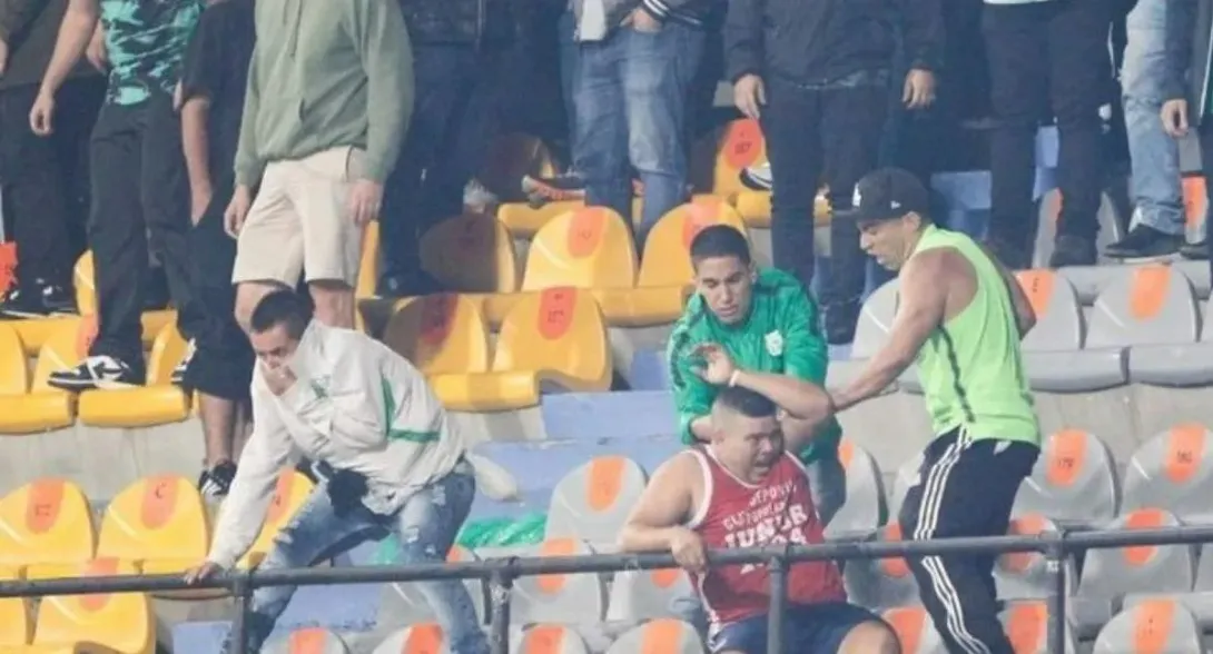 Pelea de hinchas de Nacional y Junior: sale foto de los que tenían cuchillo: un nuevo escándalo estalló en el fútbol colombiano