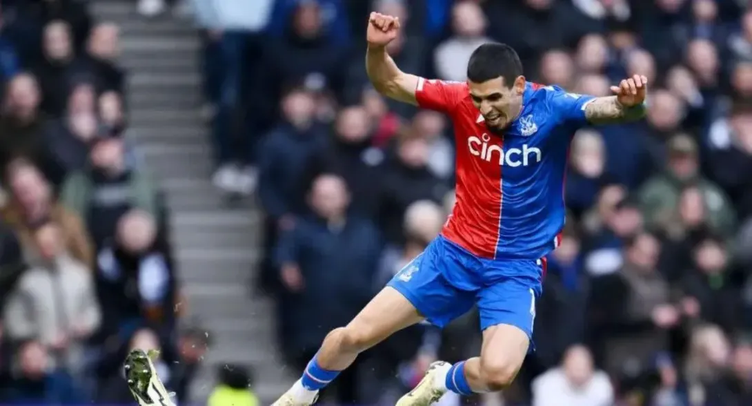 Daniel Muñoz fue titular en Crystal Palace vs. Liverpool, pero pidió un cambio por una molestia que sintió a pocos días de partido de la Selección Colombia