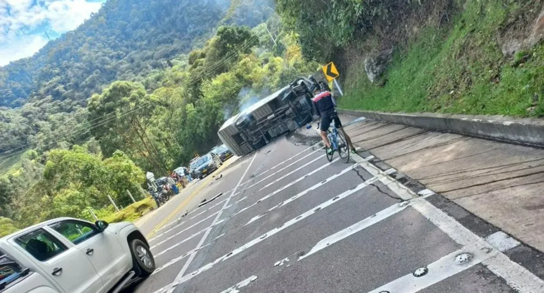 Bus se volcó en la vía Bogotá-La Mesa, 5 personas murieron y 23 quedaron heridas. Al parecer, el conductor habría perdido el control del vehículo.