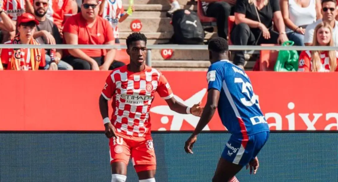 Yáser Asprilla hizo su primer gol con el Girona en la Liga de España gracias a que un compañero le hizo cortina a un centro suyo y se metió al arco.