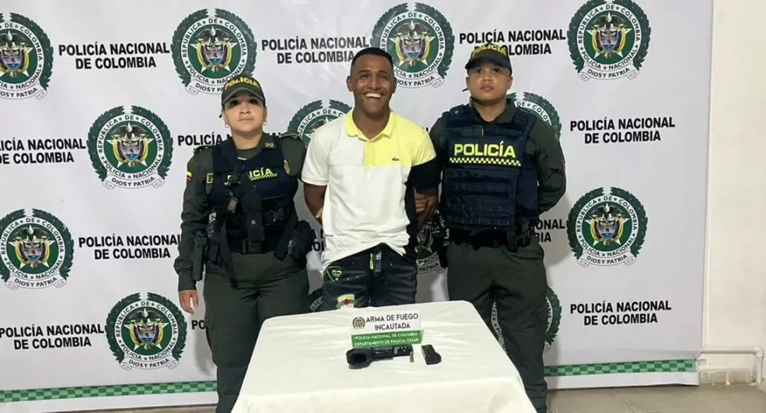 El sujeto de 22 años estaba detenido por el delito de fabricación y porte de arma de fuego. Al llevarlo a la estación de Policía, sonrío en foto registro.