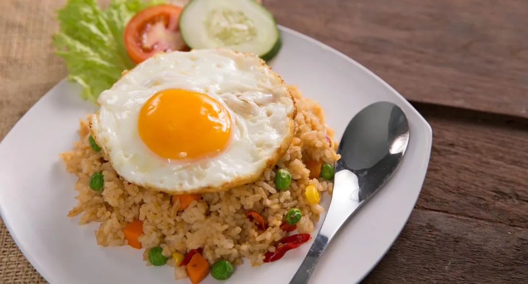 Conozca qué es más beneficioso entre un arroz con pollo y un arroz con huevo, qué aporta al cuerpo en cuánto a la salud.