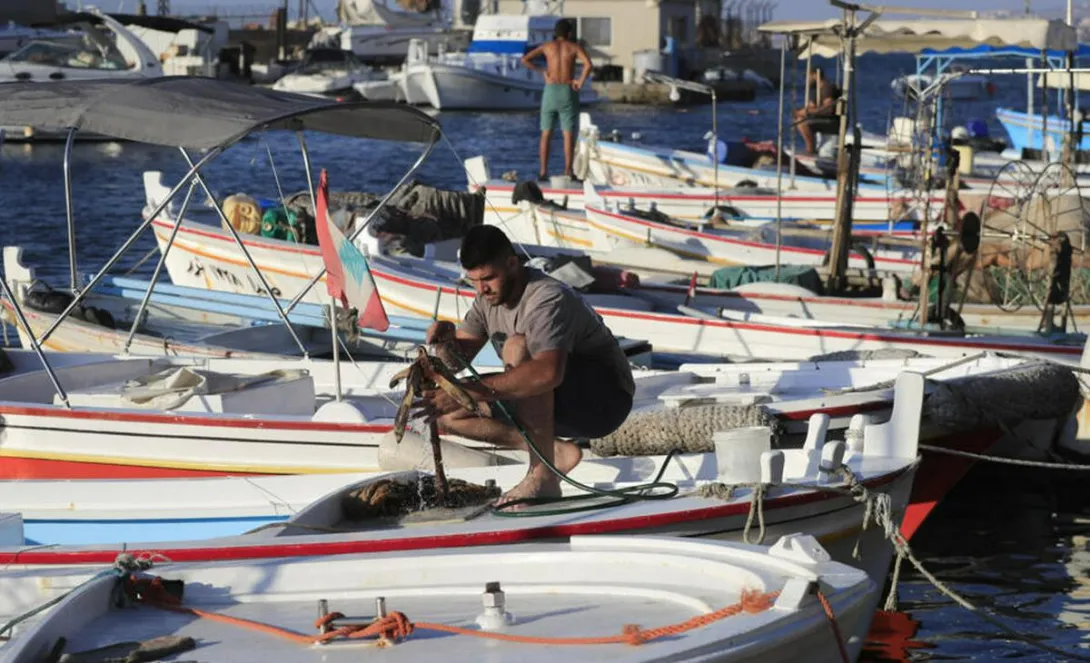 Israel amplía operaciones en Líbano afectando a pescadores en Saida: desplazados buscan volver a hogares ante constantes ataques de Hezbolá.