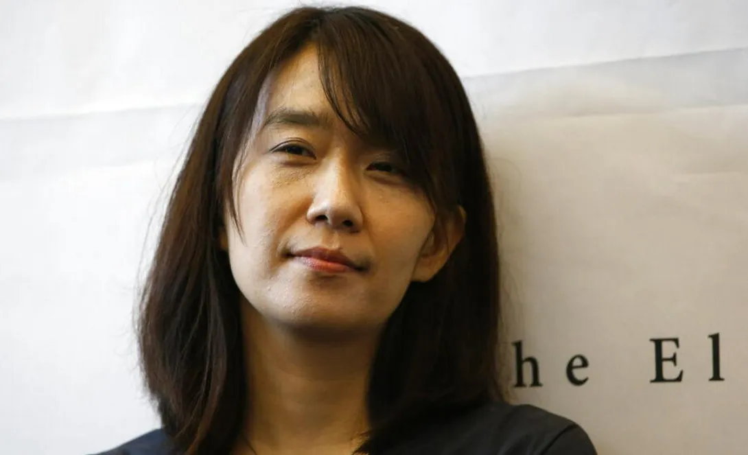 Han Kang, surcoreana de 53 años, recibe el Nobel de Literatura 2024 por su prosa que explora la fragilidad humana y los traumas históricos.