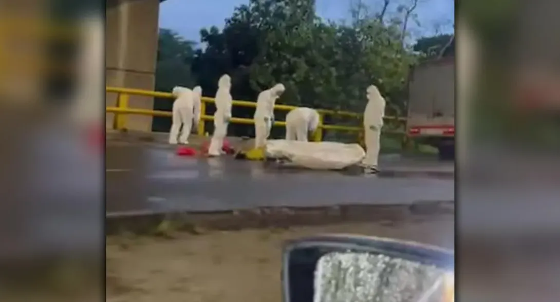 En Meta, un motociclista murió al chocar contra un camión en carretera. Al parecer, el hombre no pudo ser identificado por falta de documentos.