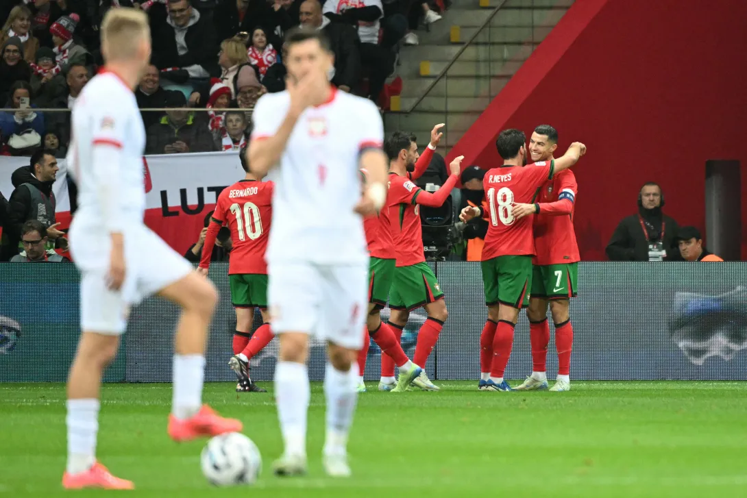 El delantero portugués #07 Cristiano Ronaldo (d) celebra con sus compañeros el gol del 0-2 durante la UEFA Nations League