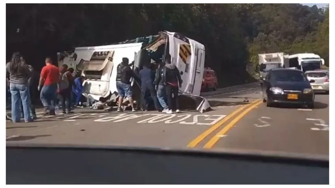 Durante la mañana de este sábado 5 de octubre, se presentó un grave accidente cuando un bus se volcó en la vía Bogotá-La Mesa. Van 5 muertos.