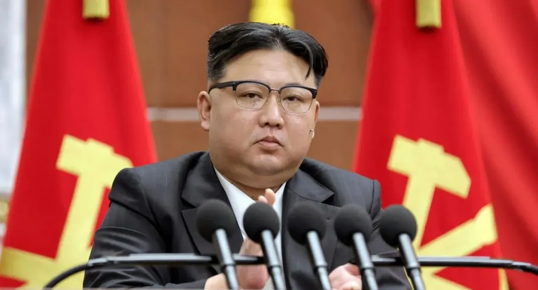 El líder norcoreano Kim Jong-un definió a Corea del Sur como un "país extranjero" y "aparentemente hostil" durante una visita a una base militar.