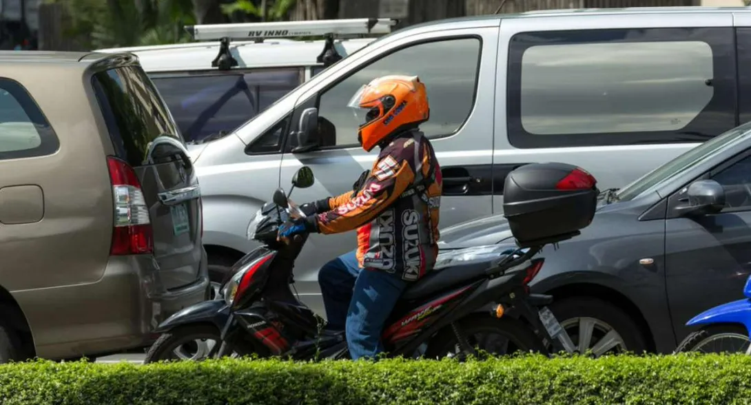 Cuánto es la multa por no llevar casco | Cuánto vale la multa por usar el celular mientras maneja | Cuánto vale un comparendo por contravía en moto 2024