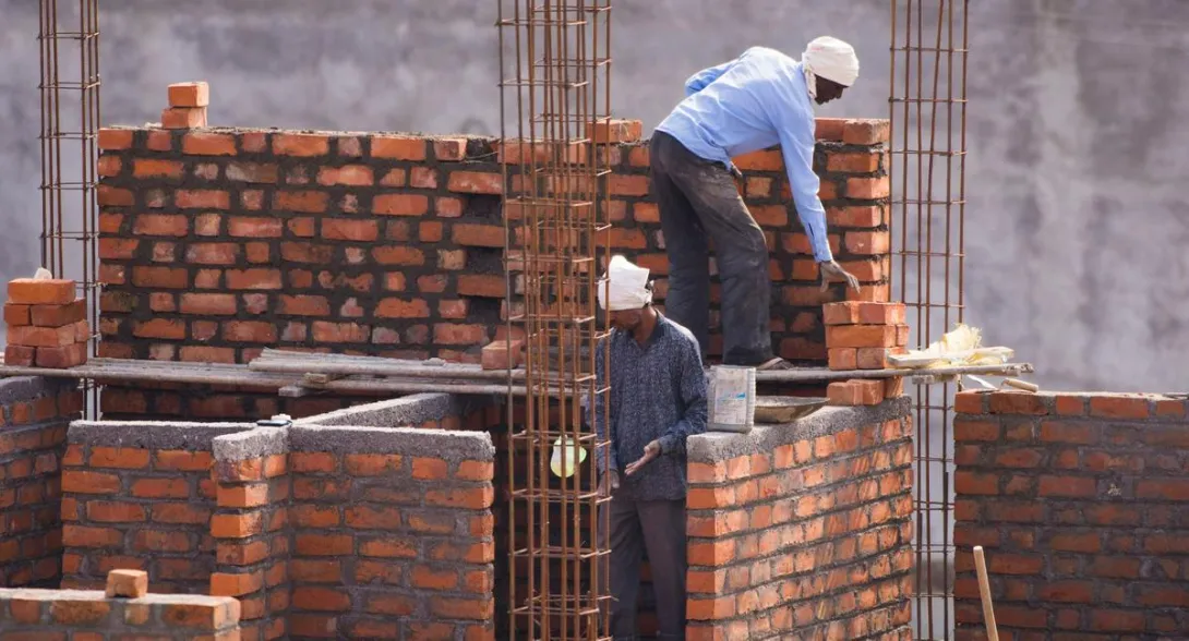 Cuando una persona quiere construir en una pared que marca el lindero entre dos propiedades, debe tener cuenta lo que diga su vecino. 