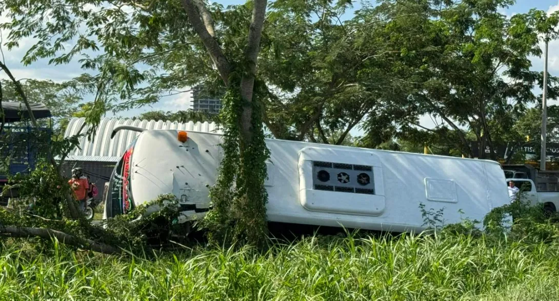 En Montería se registró un grave accidente con un bus que terminó volcado y chocando contra un árbol, que finalmente detuvo el vehículo.