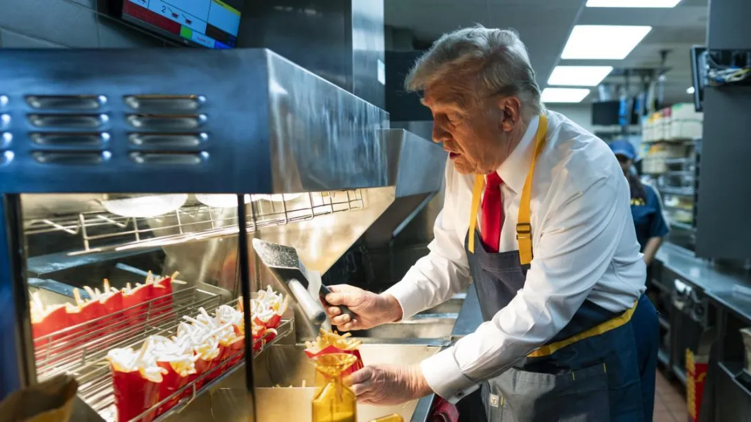 El candidato republicano visitó este domingo uno de los restaurantes en Filadelfia, donde cocinó y vendió papas fritas.