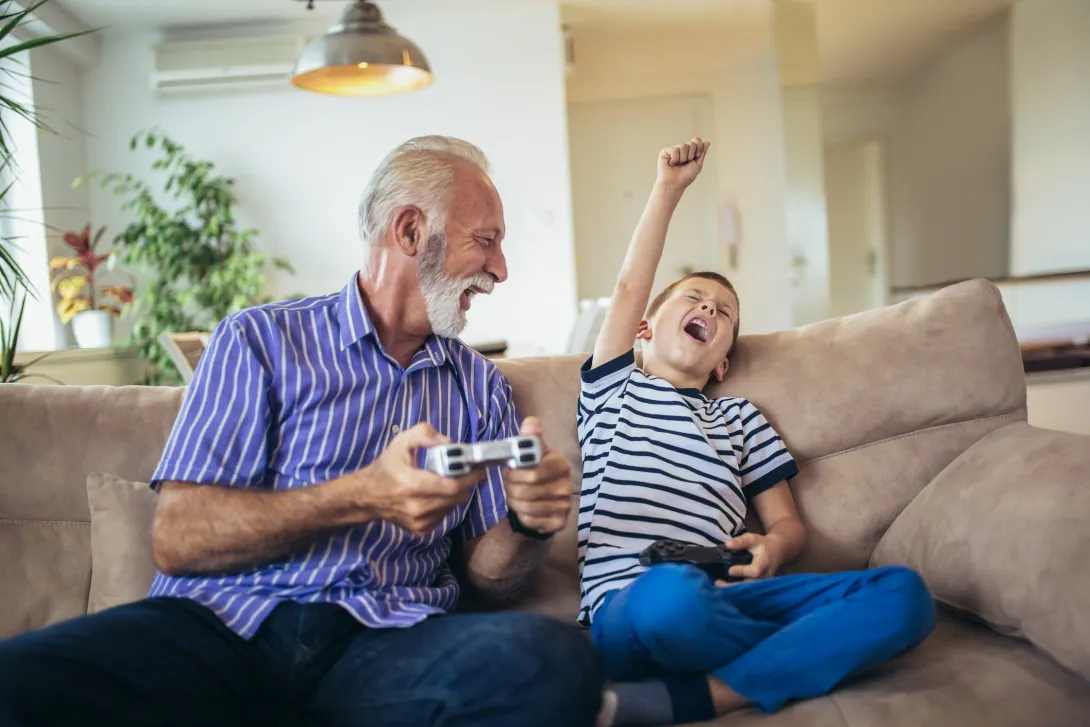 Aunque tradicionalmente son asociados con el entretenimiento de los jóvenes, están comenzando a demostrar su impacto positivo en las capacidades cognitivas de los adultos mayores.