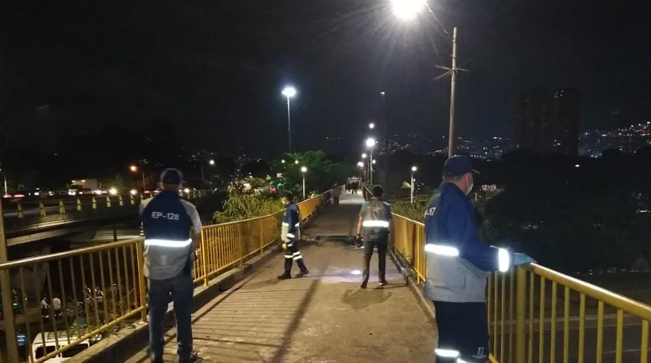 Desde puentes de Medellín están lanzando piedras. La Alcaldía avanza en verificaciones.