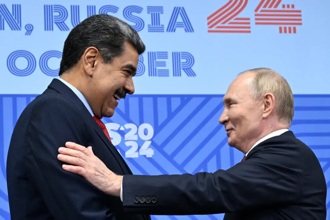 El presidente de Rusia, Vladímir Putin, a la derecha, se reúne con el presidente de Venezuela, Nicolás Maduro.